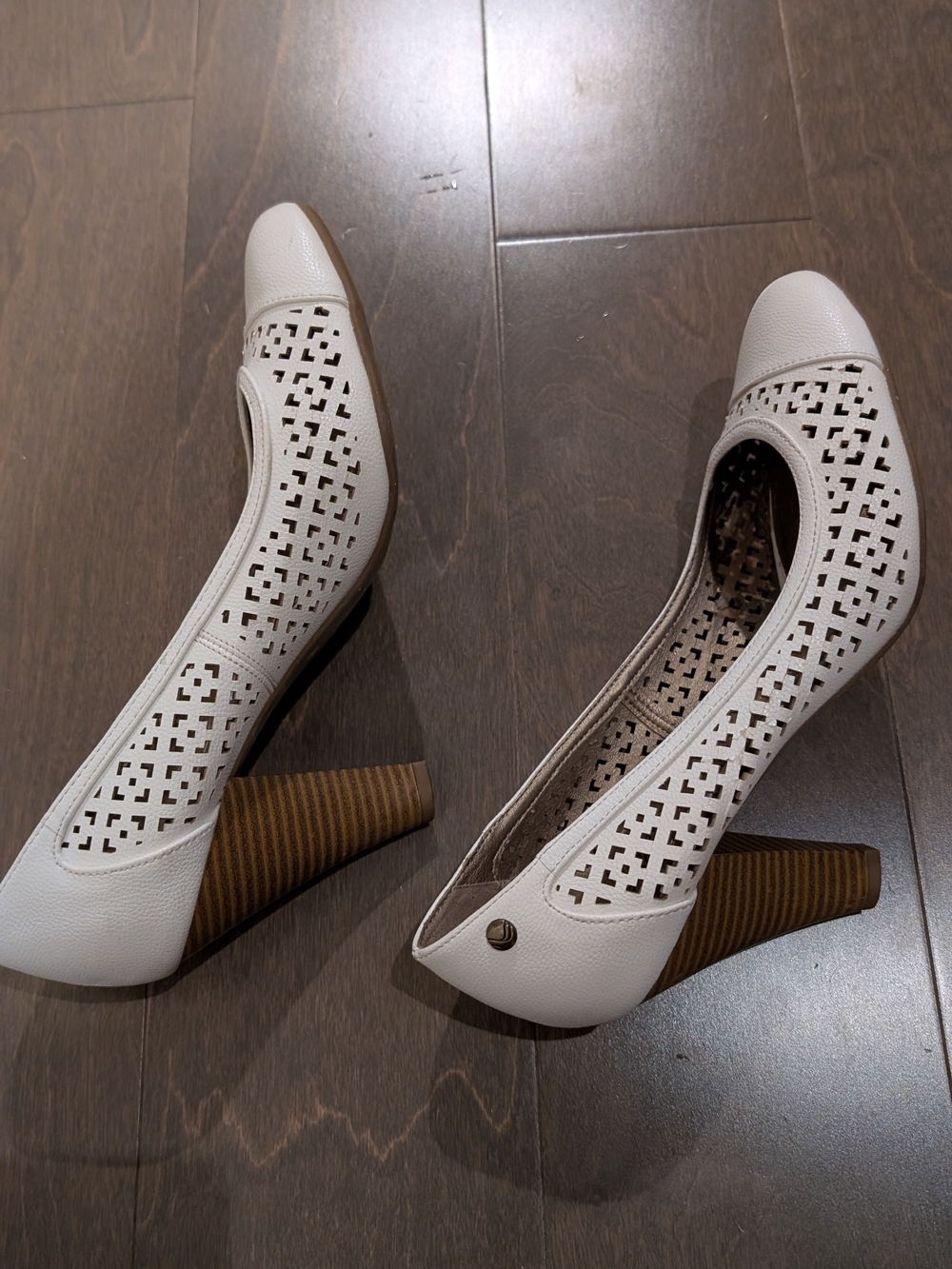 Lifestride Womens White Perforated Shoes - Picture 2 of 8